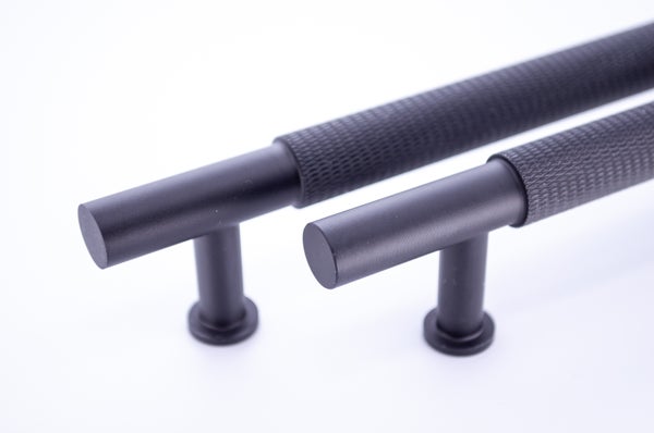 Handtag, metallisk aluminium, svart "Robusto" 96, 128, 160 och 192 mm