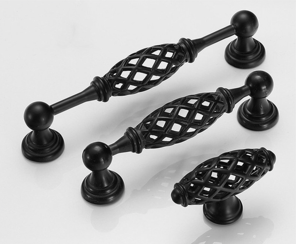 Handtag, Metall &ldquo;V&auml;stmanland Black&rdquo; 96, 128 mm och knopp 60 mm