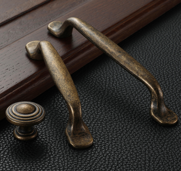 Vedin, Metallinen. Antiikki "Br&aring;borg, Antique" nuppi, 96mm ja 128mm